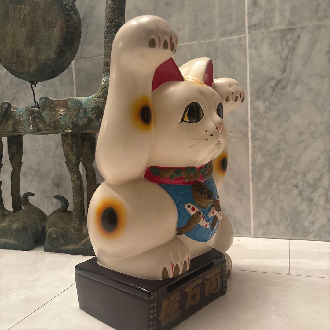 ヴィンテージ瞳や鯉の前掛けが美しい両手上げの金運・良き人を呼ぶ欲張り招き猫