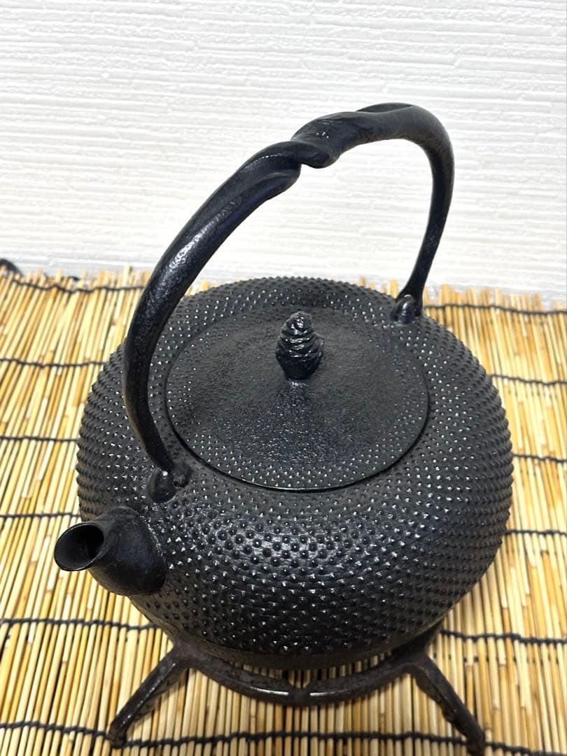 未使用品、タグ付　南部照光堂 心斎作 １８型アラレ　南部鉄瓶　南部鉄器　鉄瓶