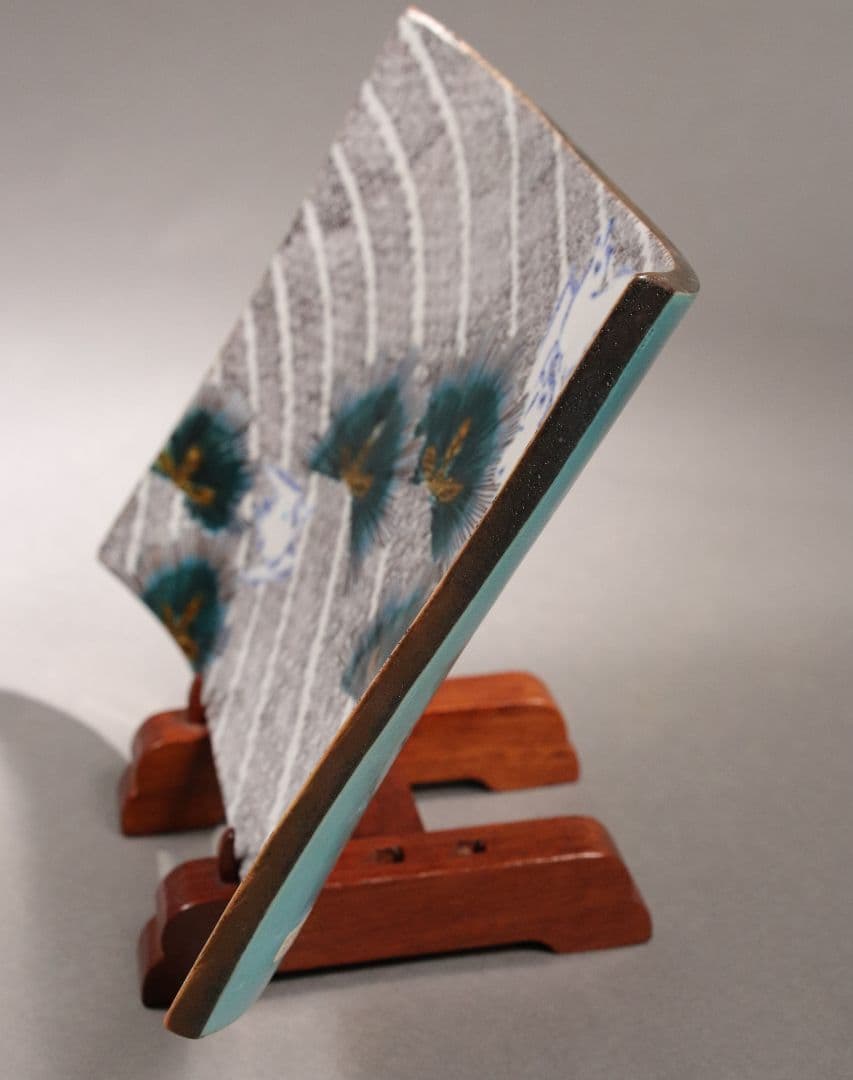 九谷焼 浅蔵五十吉「色絵松竹に遊ぶ」飾皿 共箱 共布 皿立て付き 陶芸 M832