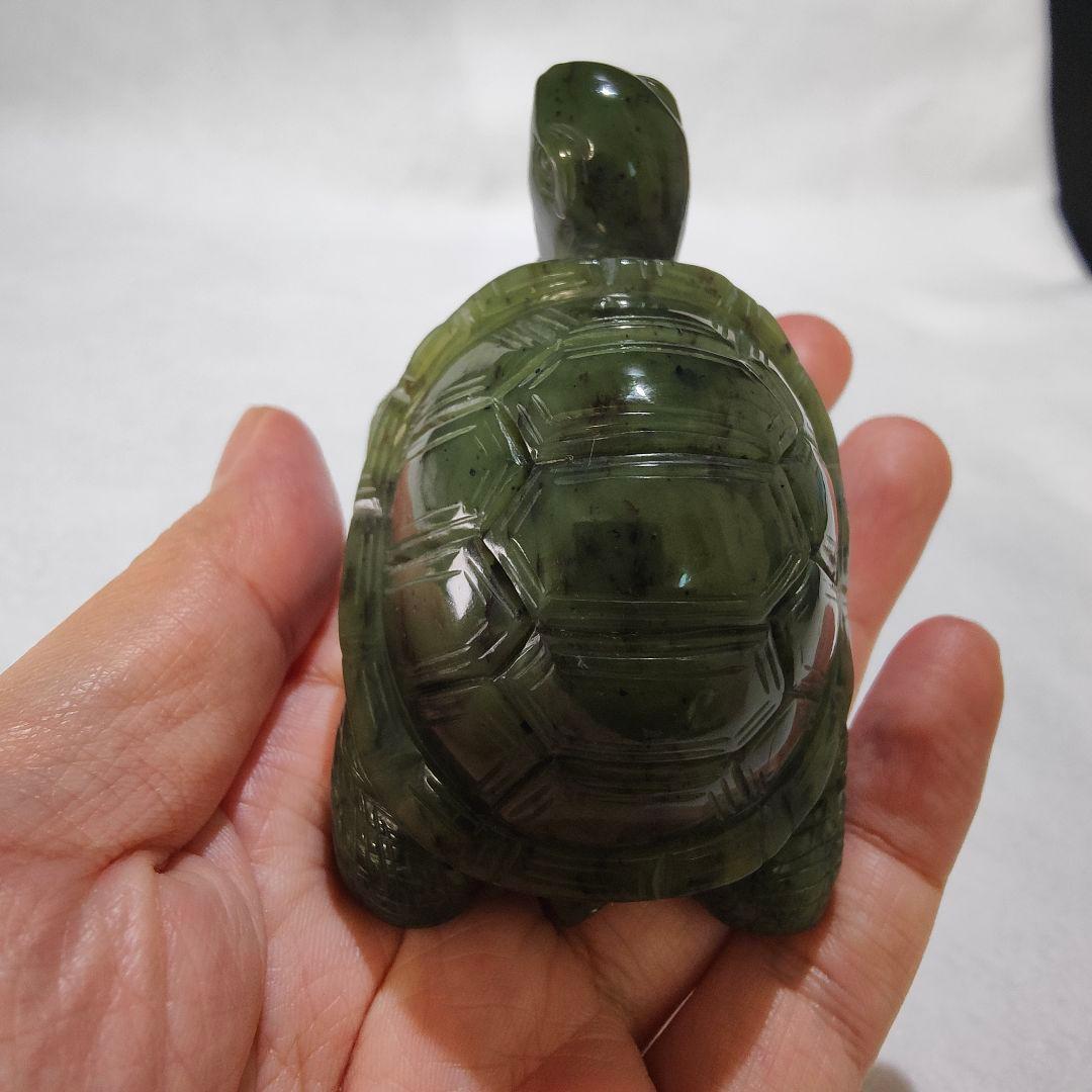 13 亀　軟玉翡翠（ネフライト）で作った亀　天然石　彫刻　翡翠　ヒスイ　亀　かめ