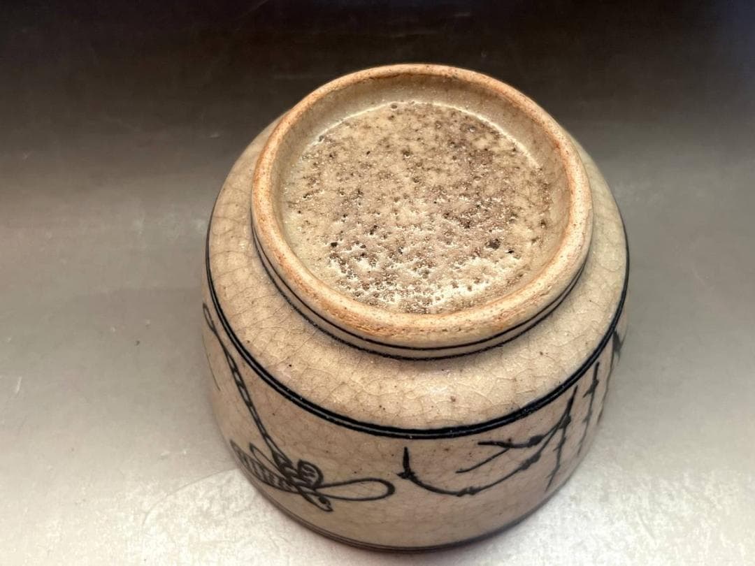 トンボ絵柄の陶器製茶碗