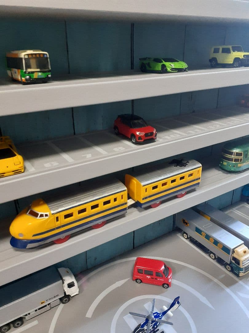 TAKA　最新版自作トミカ収納棚110台ロータリー交差点ヘリポート付