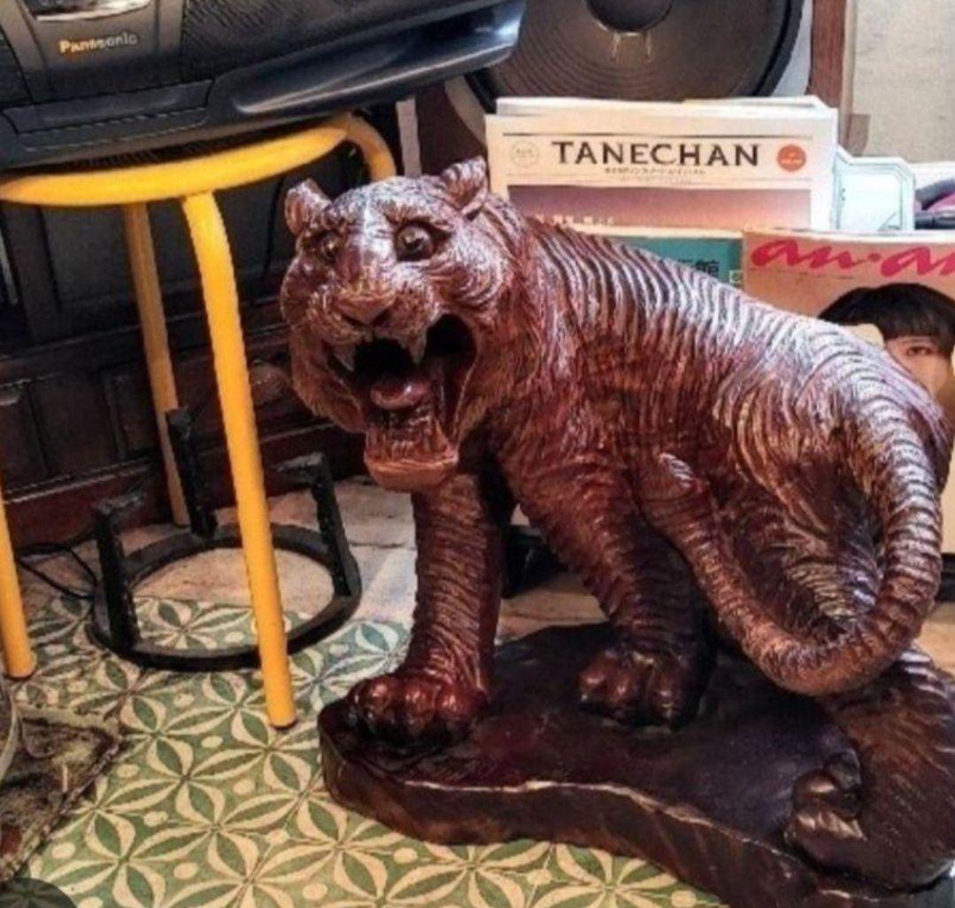 旧家蔵出し天然木製虎の彫刻 置物 オブジェ ビンテージ 骨董 タイガー 木彫