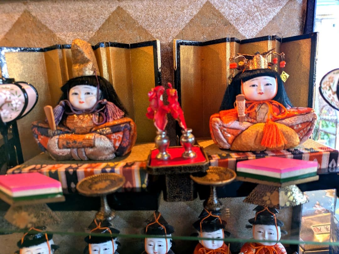 昭和30年代の木目込みお雛様 です 15人勢揃いしたコンパクトなアンティーク人形