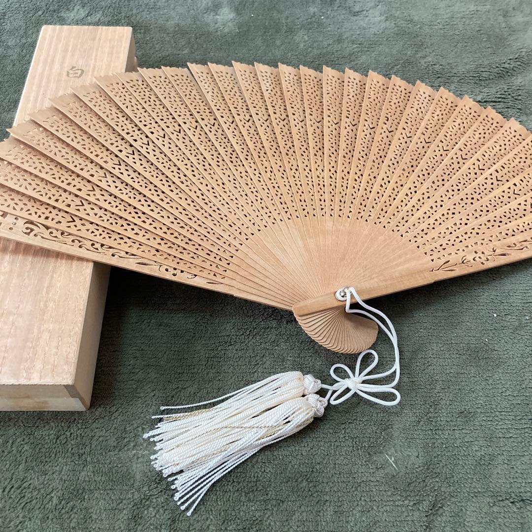 希少　白檀扇 桐箱付き：白檀扇子透かし彫り 白檀