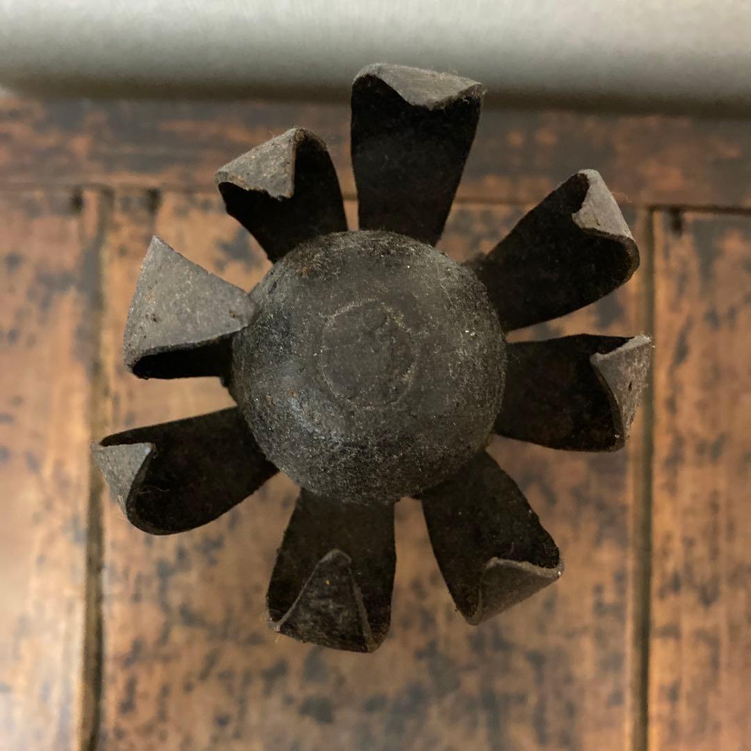 李朝工芸　鉄製オブジェ（蓮花）