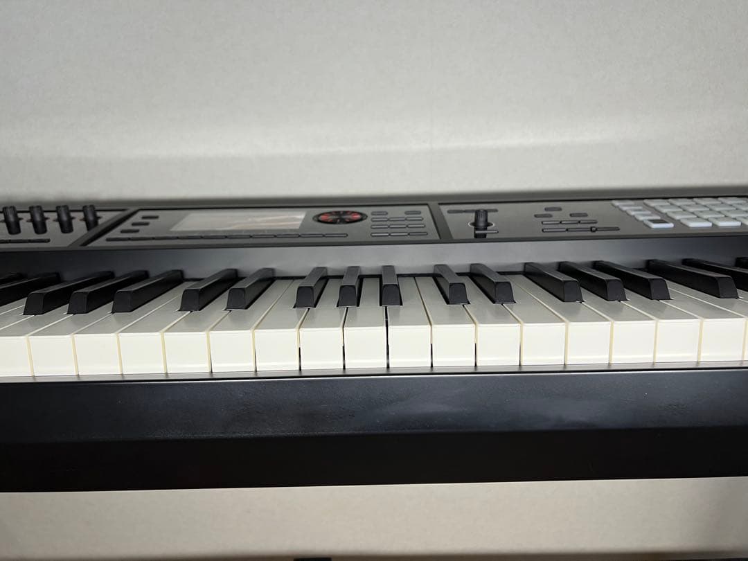 ROLAND FA-08　88鍵キーボードシンセサイザー