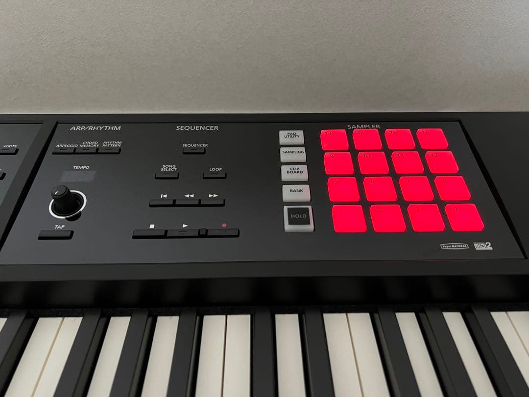 ROLAND FA-08　88鍵キーボードシンセサイザー