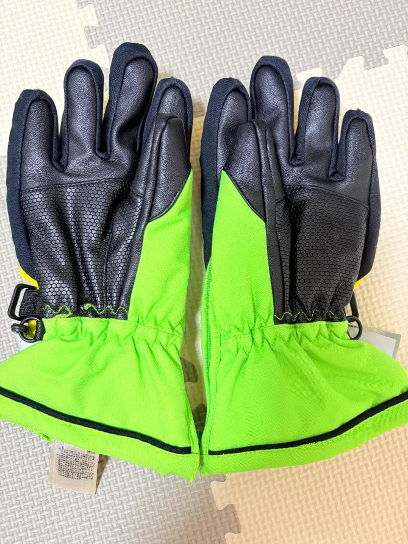 年末値引！美品　子ども用スキーウェアとスキーグロ－ブセット