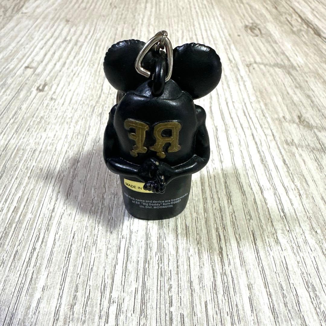 RFロゴ付き黒いキャラクターキーホルダー