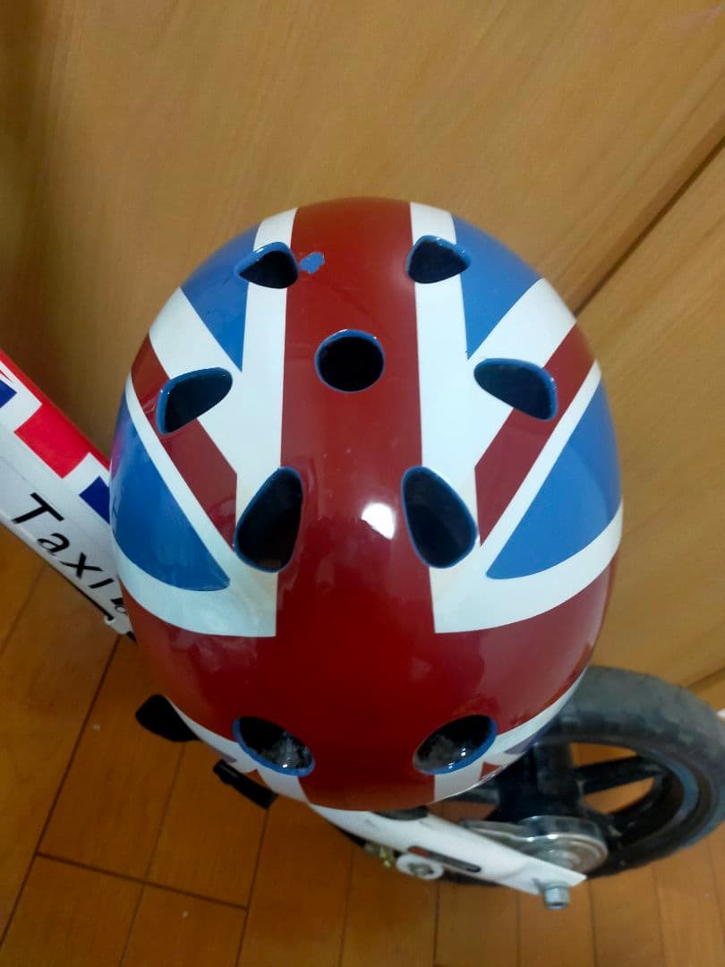 ストライダー ロンドンタクシー ヘルメット付き　美品
