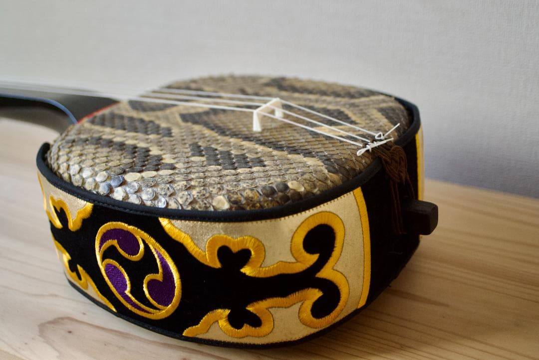 三線　沖縄　本皮強化張り 爪、ハードケース付　三味線　送料込み