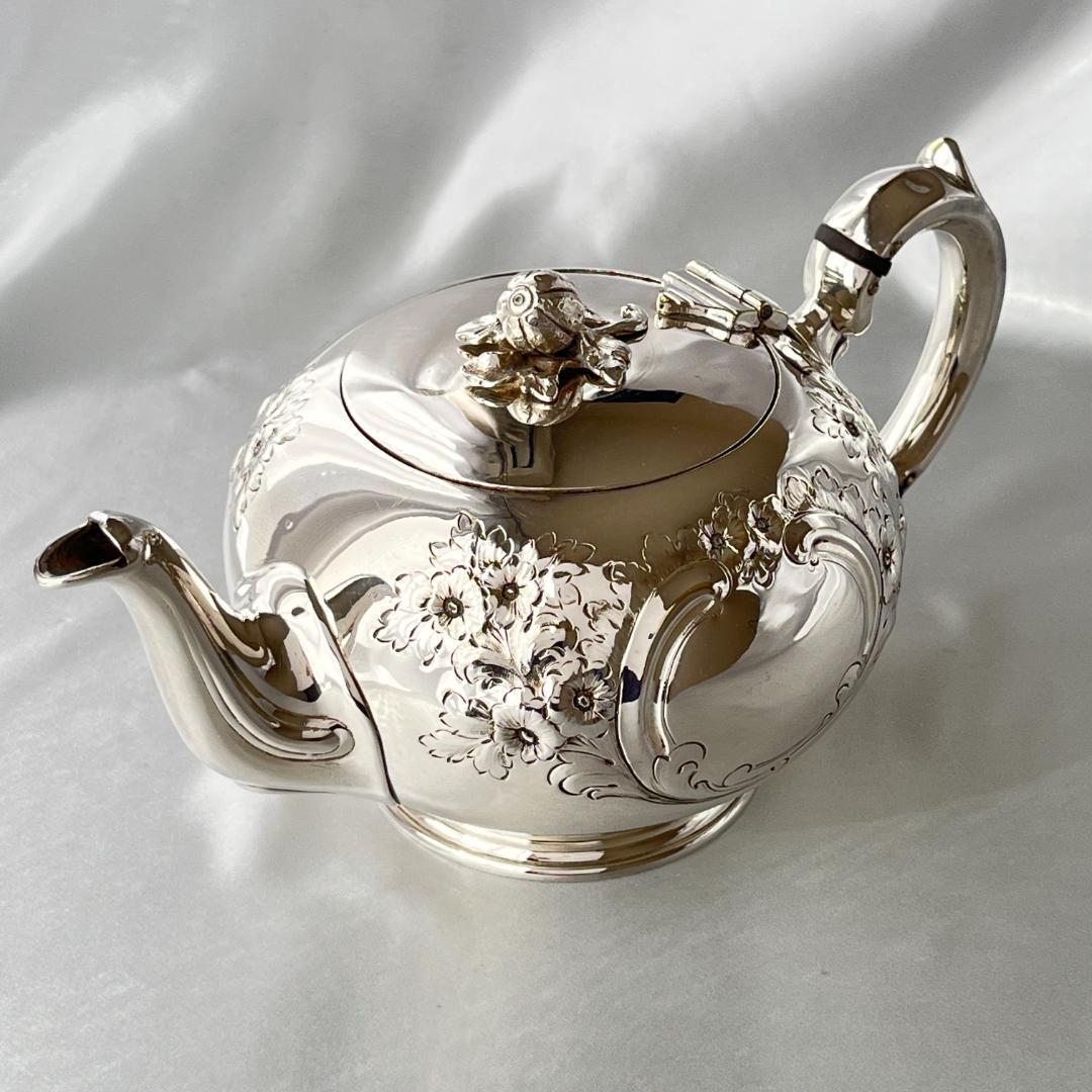 【英国】 ビクトリアンのティーポット【シルバープレート】