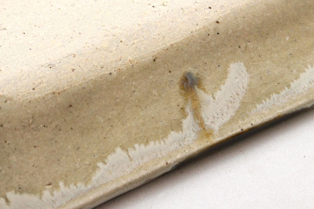 No4437 益子民窯　佐久間藤太郎 造　乳白釉梅花絵飾皿　共箱　角皿　送料無料