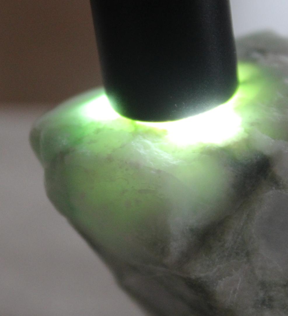 ［品のある白緑］糸魚川翡翠 圧砕系 原石 112.1g