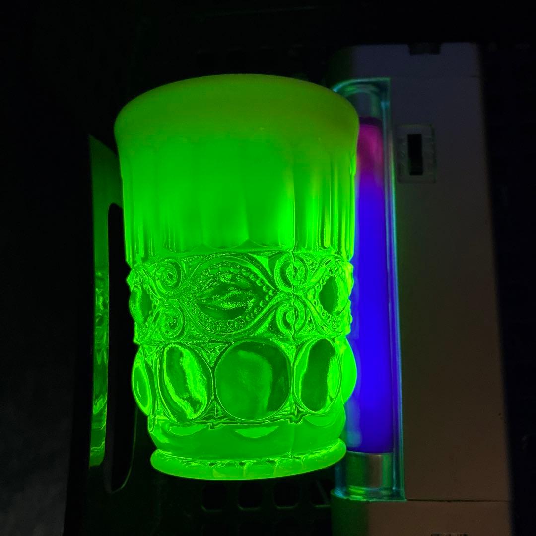 骨董　時代プレス　乳白色暈し　カナリアイエロー　コップ　ゴブレット　ウラン