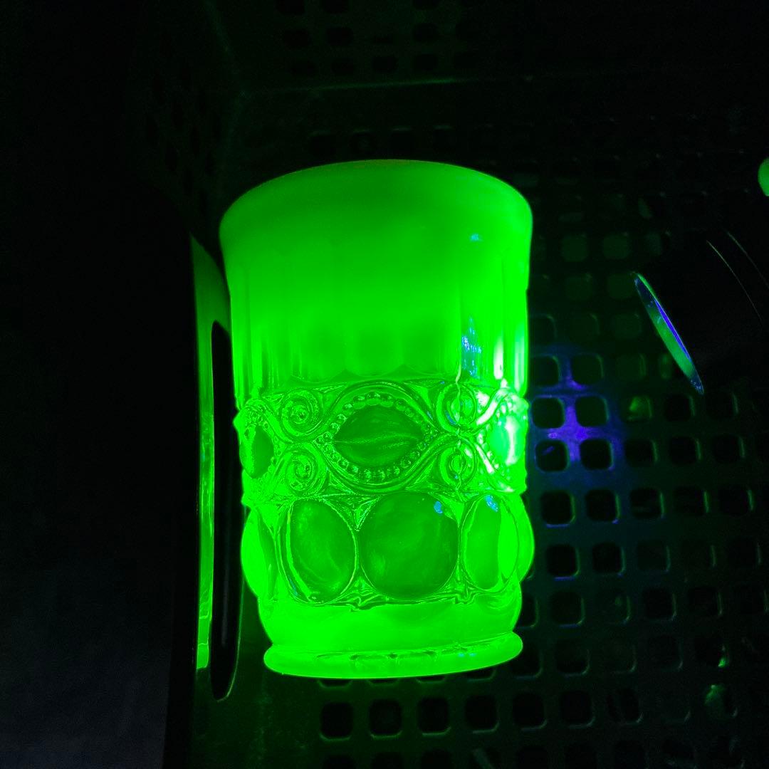 骨董　時代プレス　乳白色暈し　カナリアイエロー　コップ　ゴブレット　ウラン