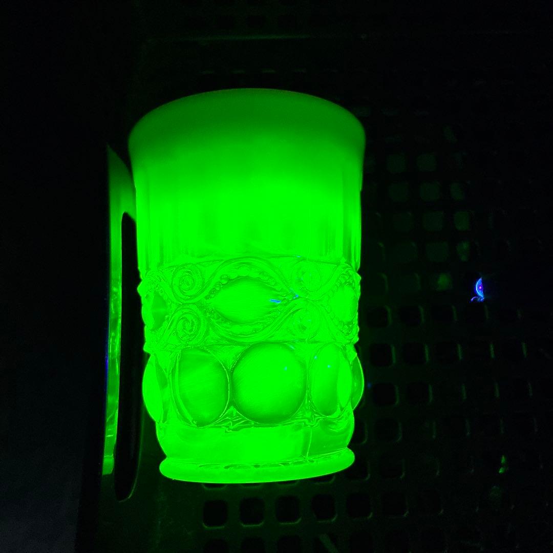 骨董　時代プレス　乳白色暈し　カナリアイエロー　コップ　ゴブレット　ウラン