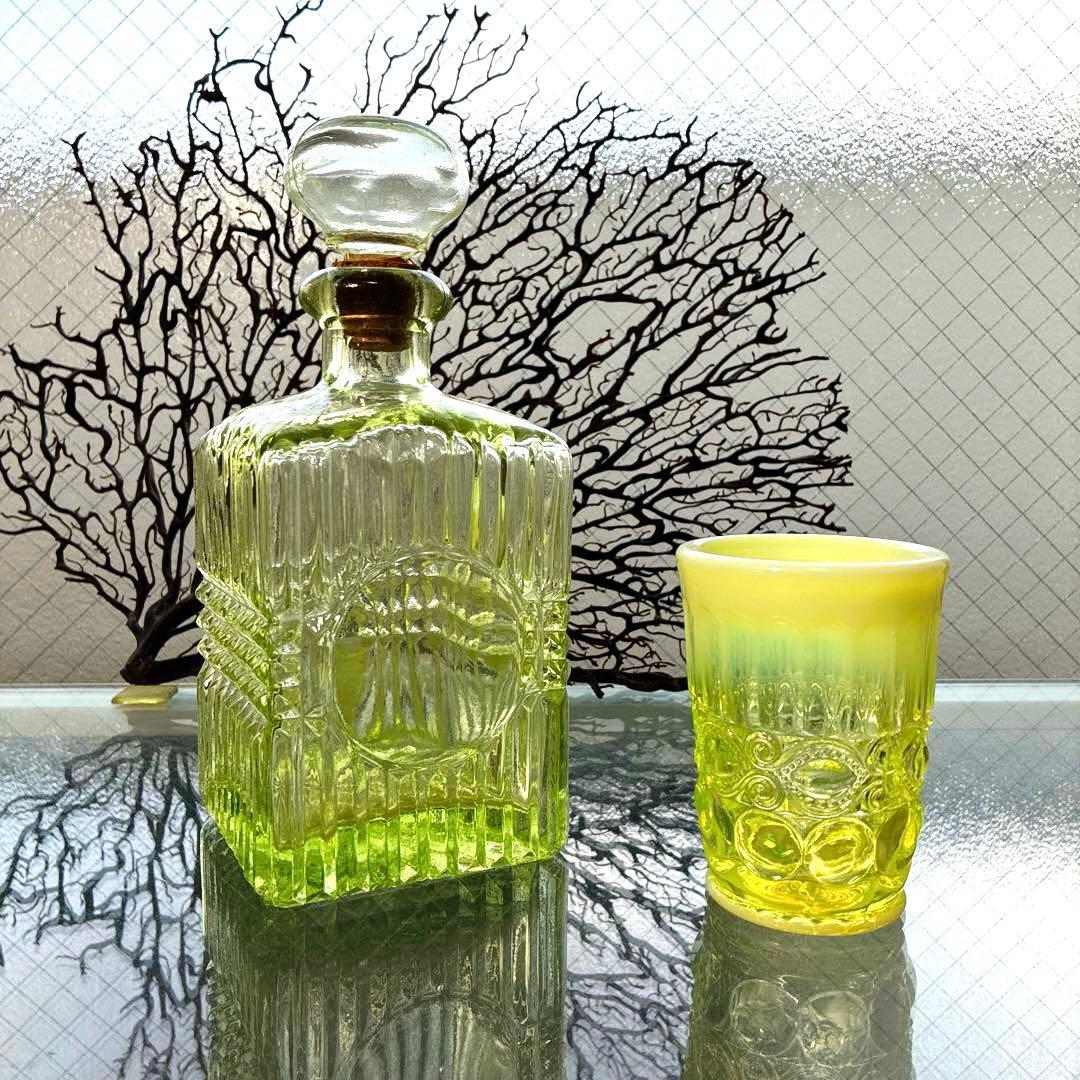 骨董　時代プレス　乳白色暈し　カナリアイエロー　コップ　ゴブレット　ウラン