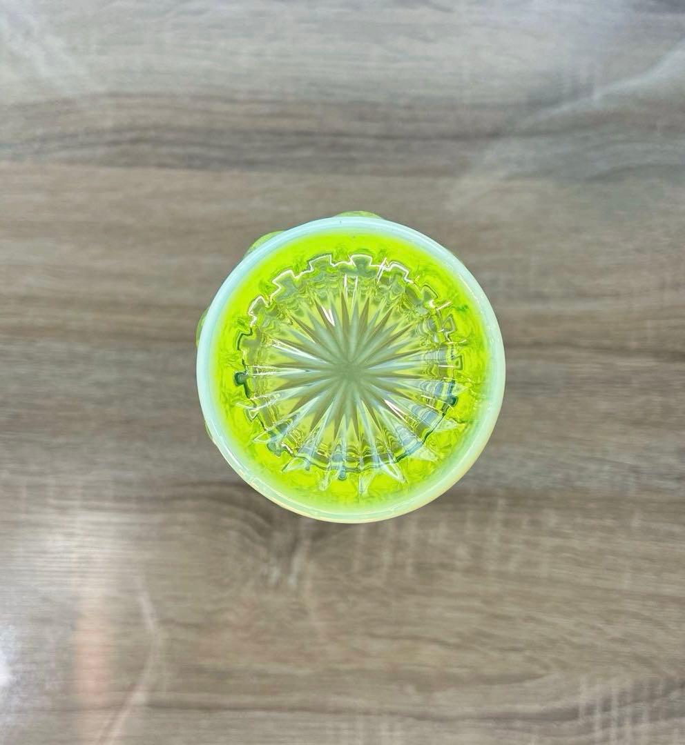 骨董　時代プレス　乳白色暈し　カナリアイエロー　コップ　ゴブレット　ウラン