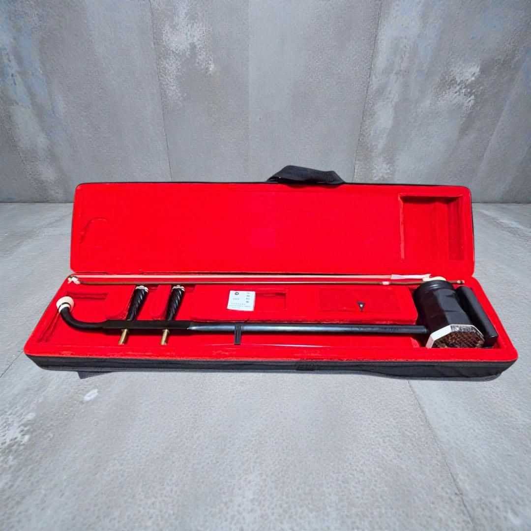 美品✨二胡 木製 蛇皮良好 琴筒内 印あり 弓・ケース（オマケ）付 中国楽器