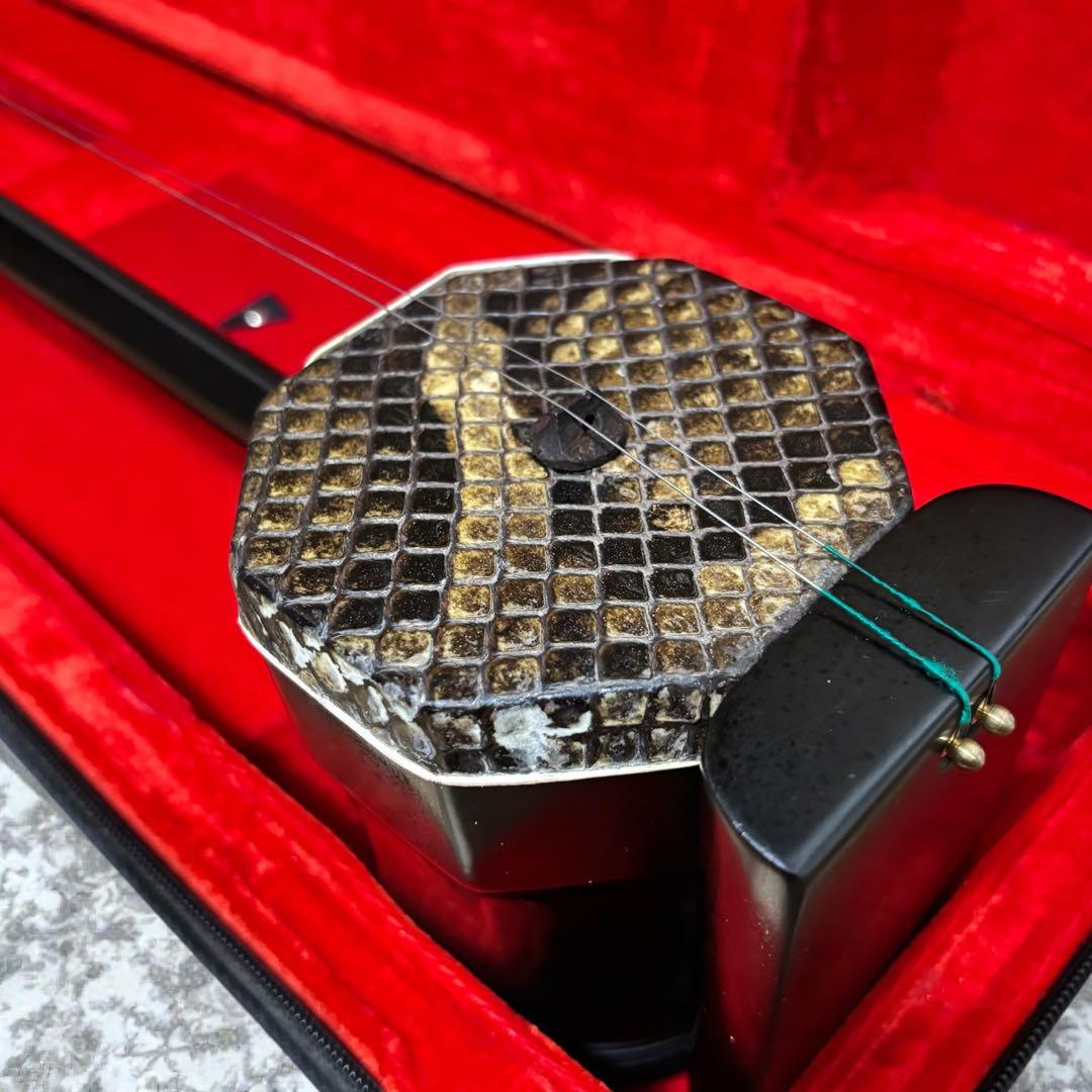 美品✨二胡 木製 蛇皮良好 琴筒内 印あり 弓・ケース（オマケ）付 中国楽器