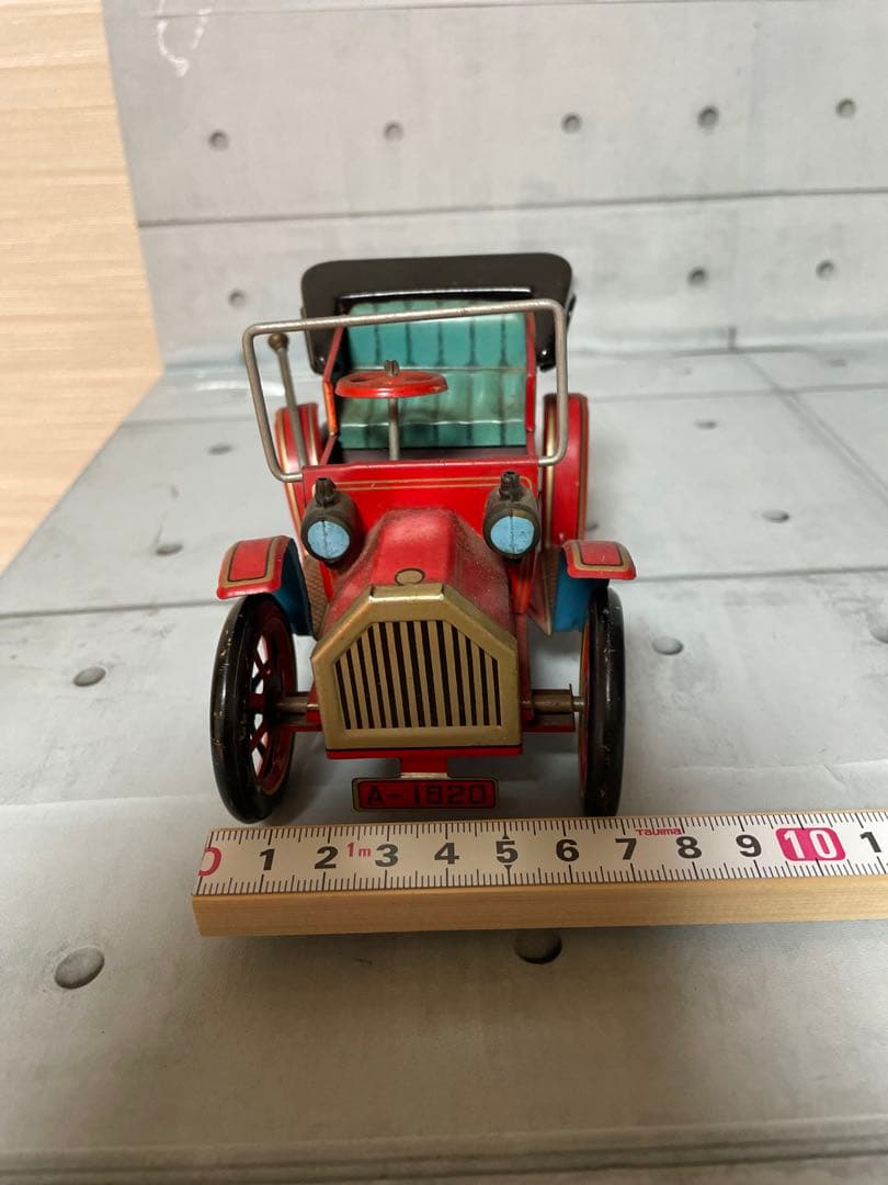 アルプス商事ブリキクラシックカー　タイヤまでブリキ製です。