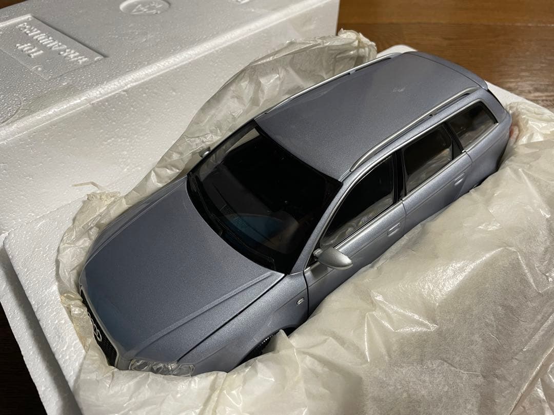 アウディ純正　RS4アバント　B7型シルバー　1/18