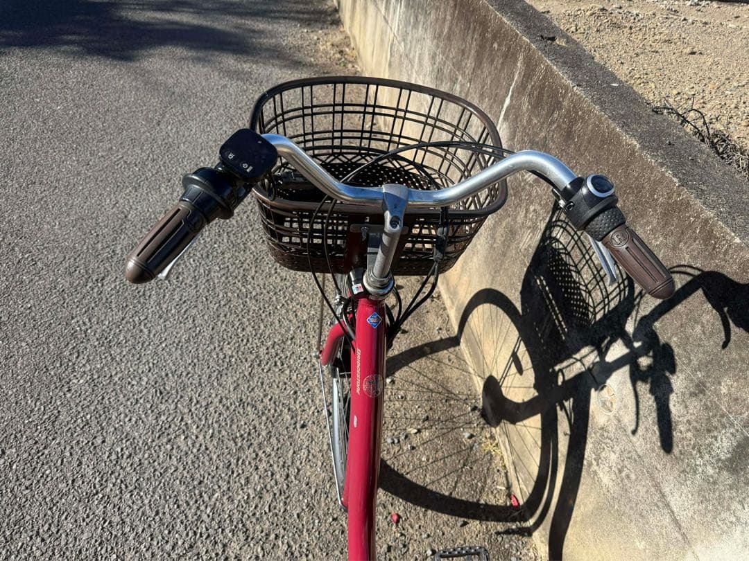 赤い電動アシスト自転車 シティタイプ