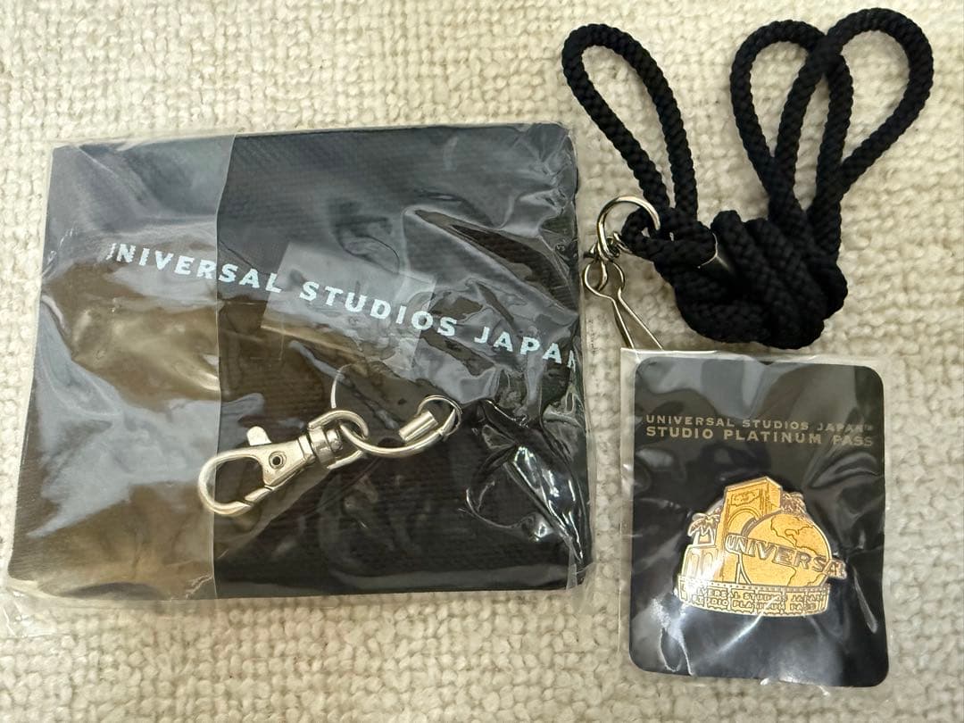 USJ 2003年プラチナムパス保持者限定グローブピンバッジと、チケットホルダー