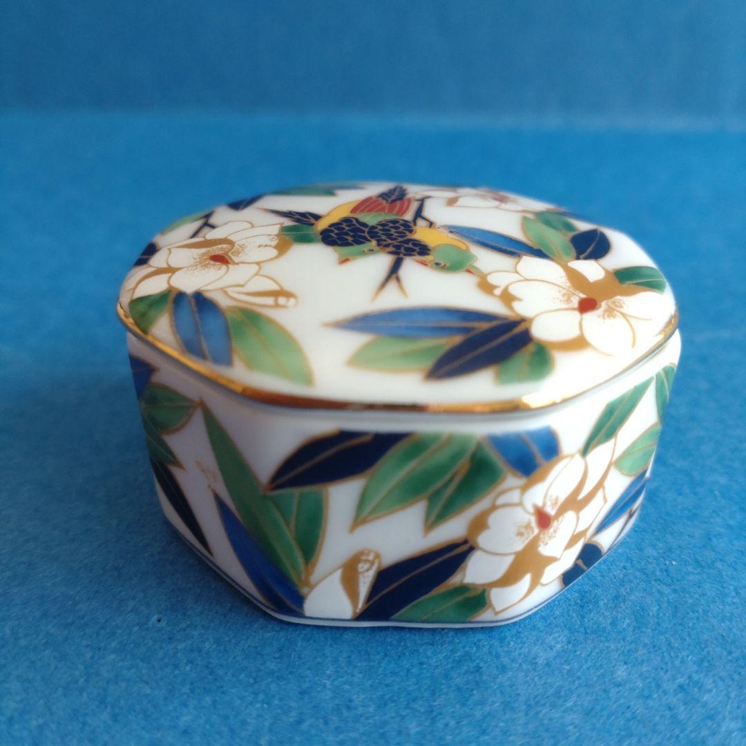 蓋付小物入れ　花鳥図　八角形　陶磁器　香合