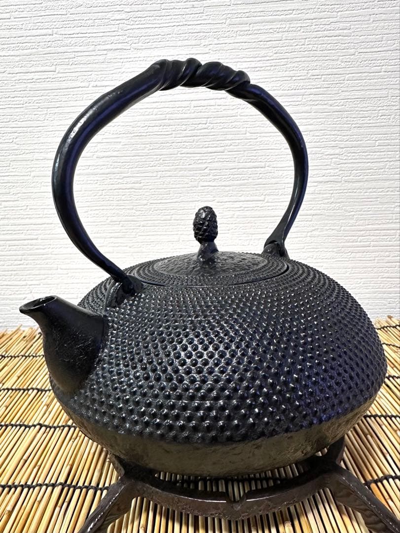 未使用品、保管品　南部名工金秀 及春鋳造捻鉉算盤形アラレ南部鉄瓶　南部鉄器　鉄瓶