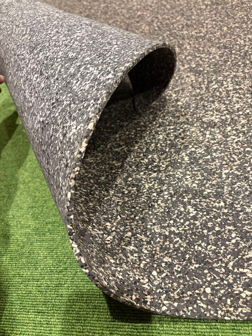 【引き取り限定　愛知県名古屋市】ゴム製トラックマット グレー　5.6m x 1m