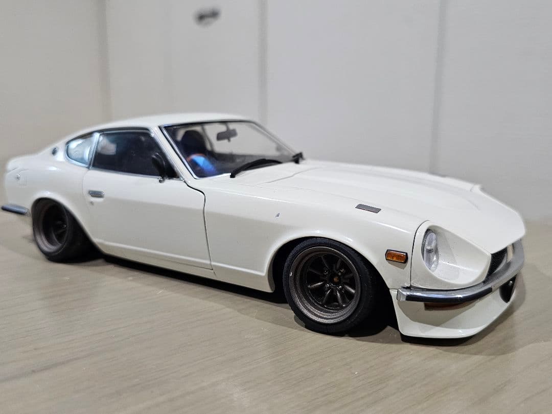 京商　1/18　日産　フェアレディZ　(S30)　Street・Sports