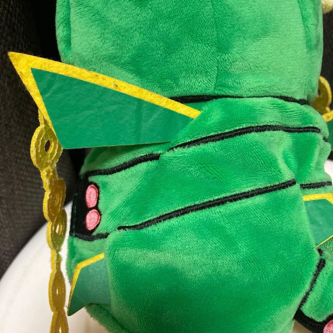 メガレックウザのポンチョを着たピカチュウ ぬいぐるみ