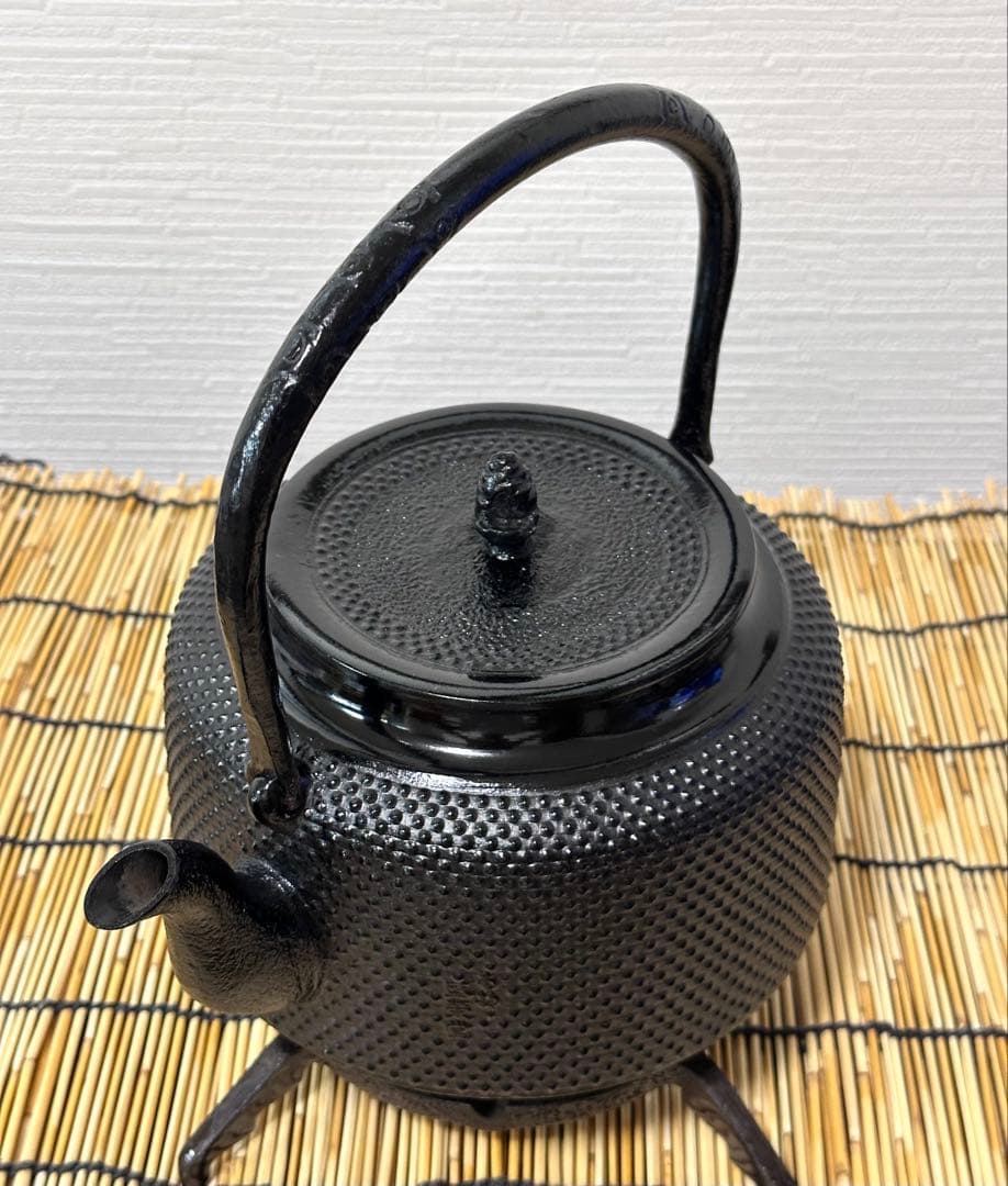 未使用品、供箱、付属品付　南部盛栄堂造　１８型万代屋アラレ　南部鉄瓶　南部鉄器