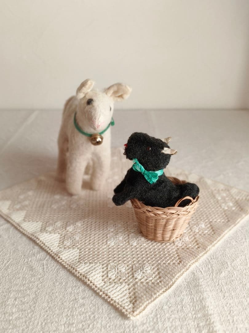 * vintage animal ୨୧ * 抱きしめたい フワフワ羊の赤ちゃん