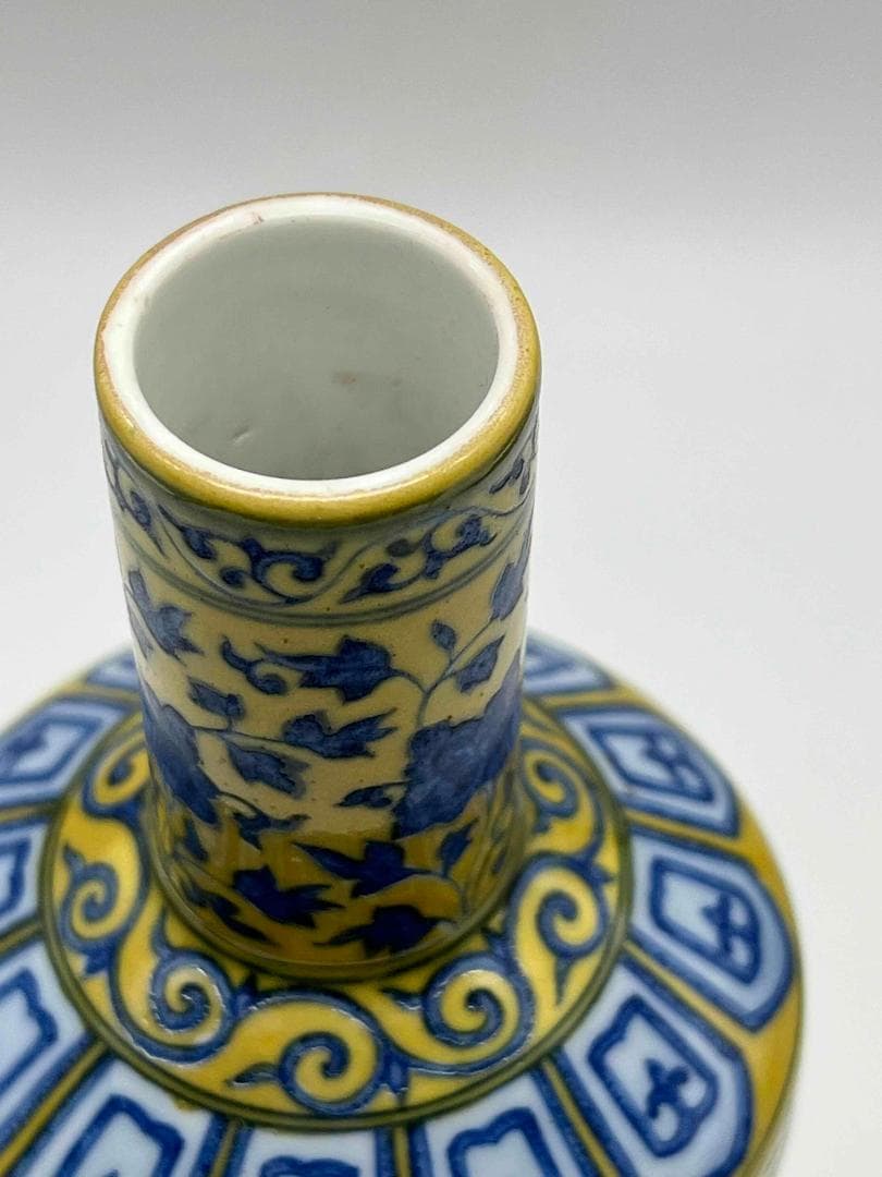 清乾隆時代　【大清乾隆年製】在銘　黄釉染付四季花草文八方長頸瓶(E-79)