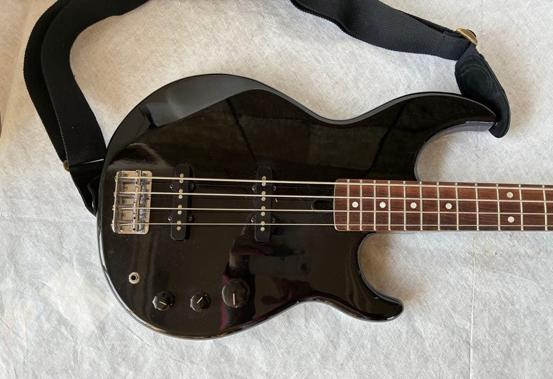 ヤマハBBVエレキベース ・ソフトケース・ストラップ・ケーブル付き