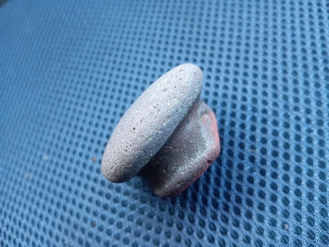 赤と灰色の焼物？石です