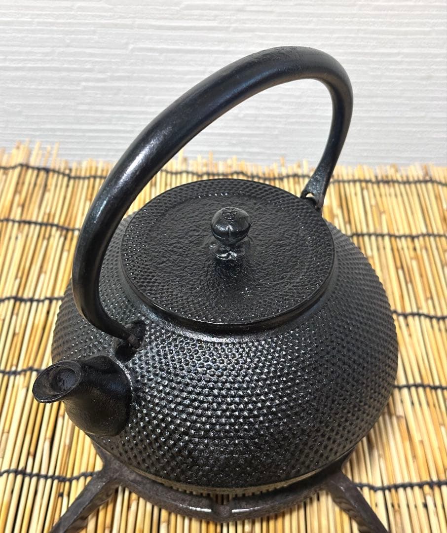 未使用、栞、タグ、南部鉄器検査証付き　南部岩鋳造１０型アラレ　南部鉄瓶　南部鉄器