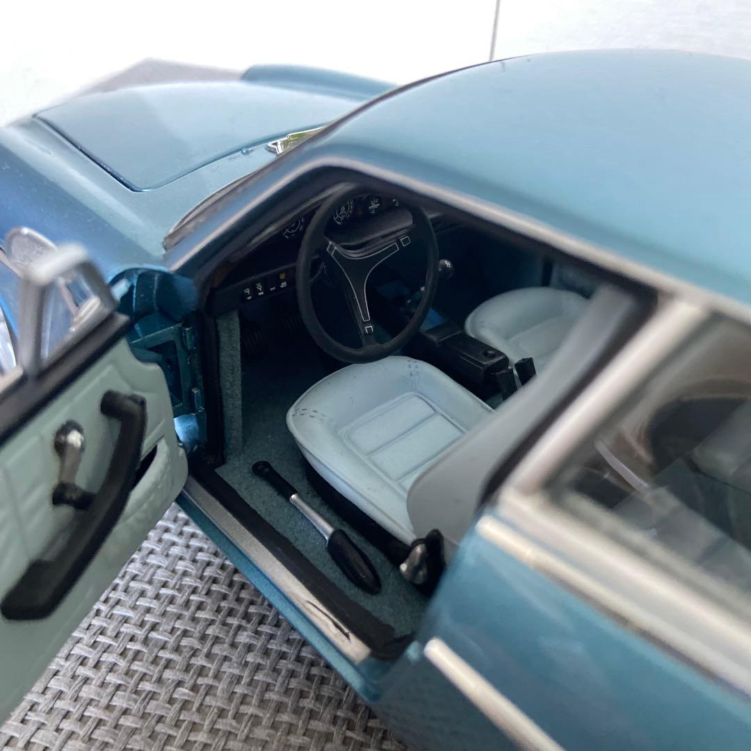 ミニチャンプス 1/18 ボルボ P1800 ES 1971 メタリックブルー