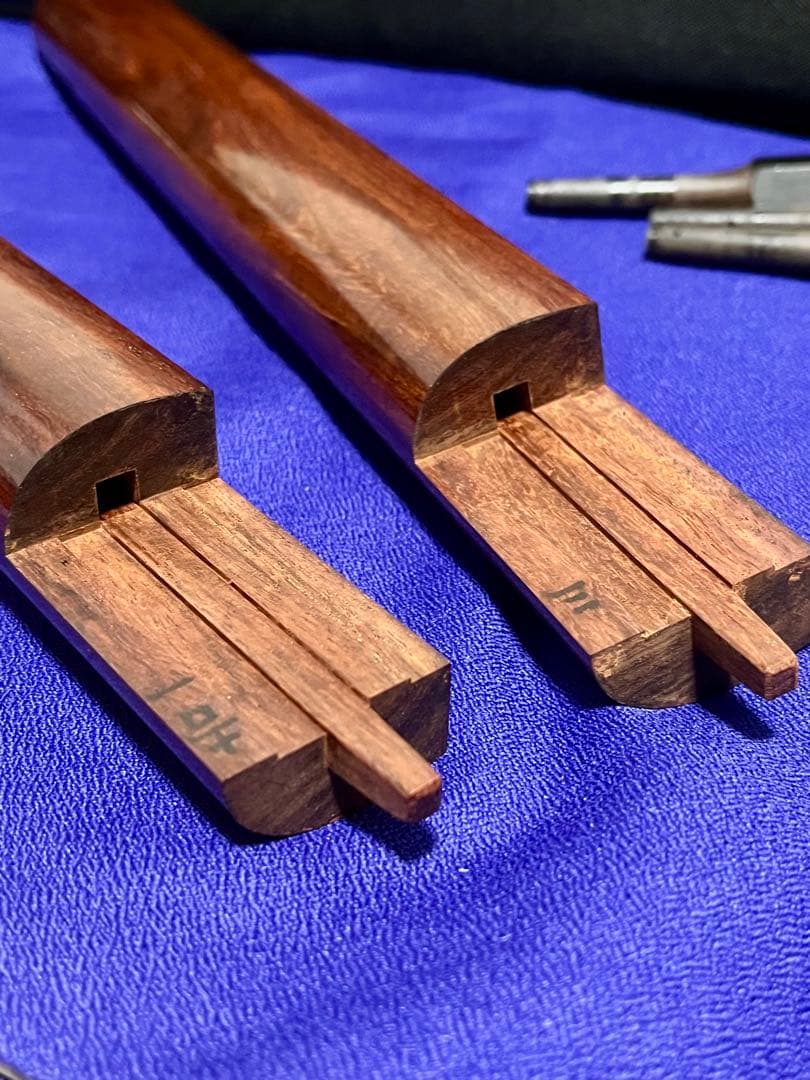 津軽三味線 段違い二本溝 トチ有 本鼈甲撥 軽量ハードケース付き 皮破れ無し