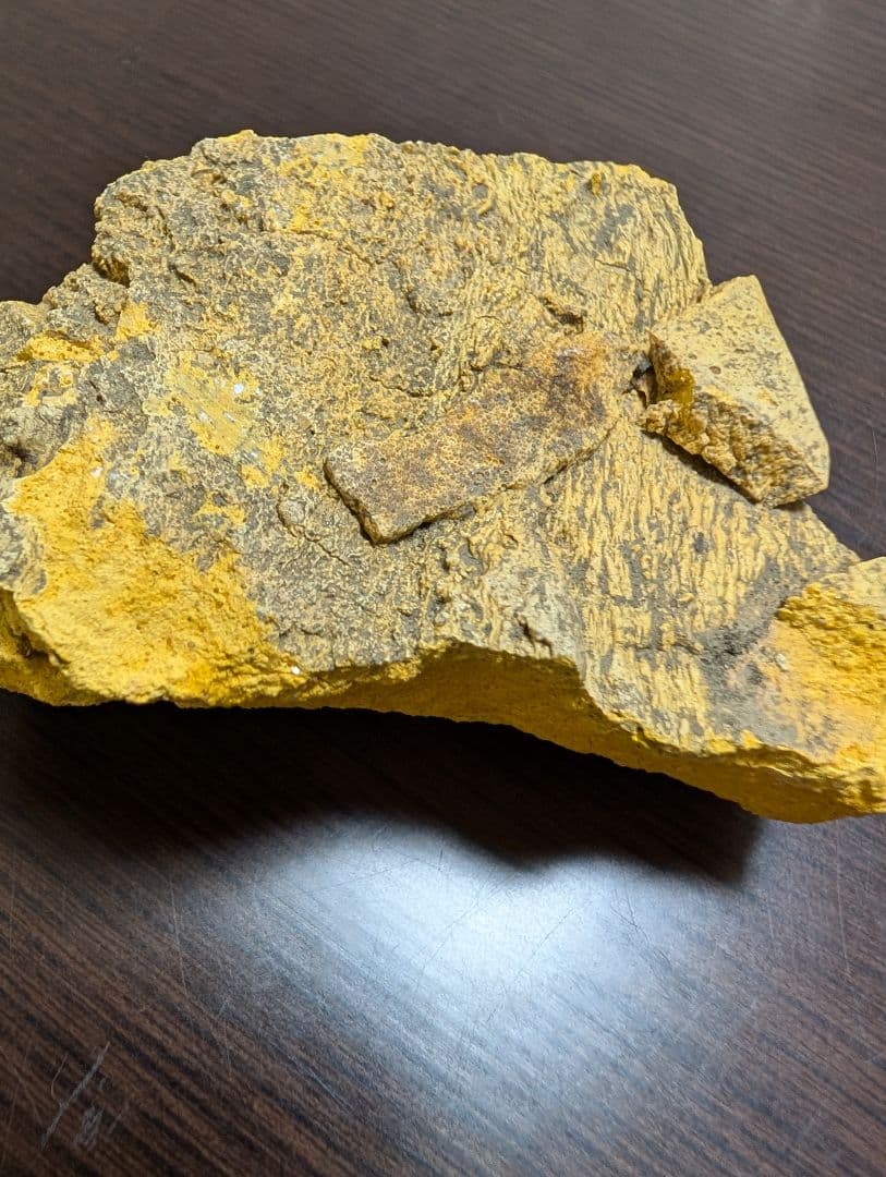 黄色と灰色の不規則な石