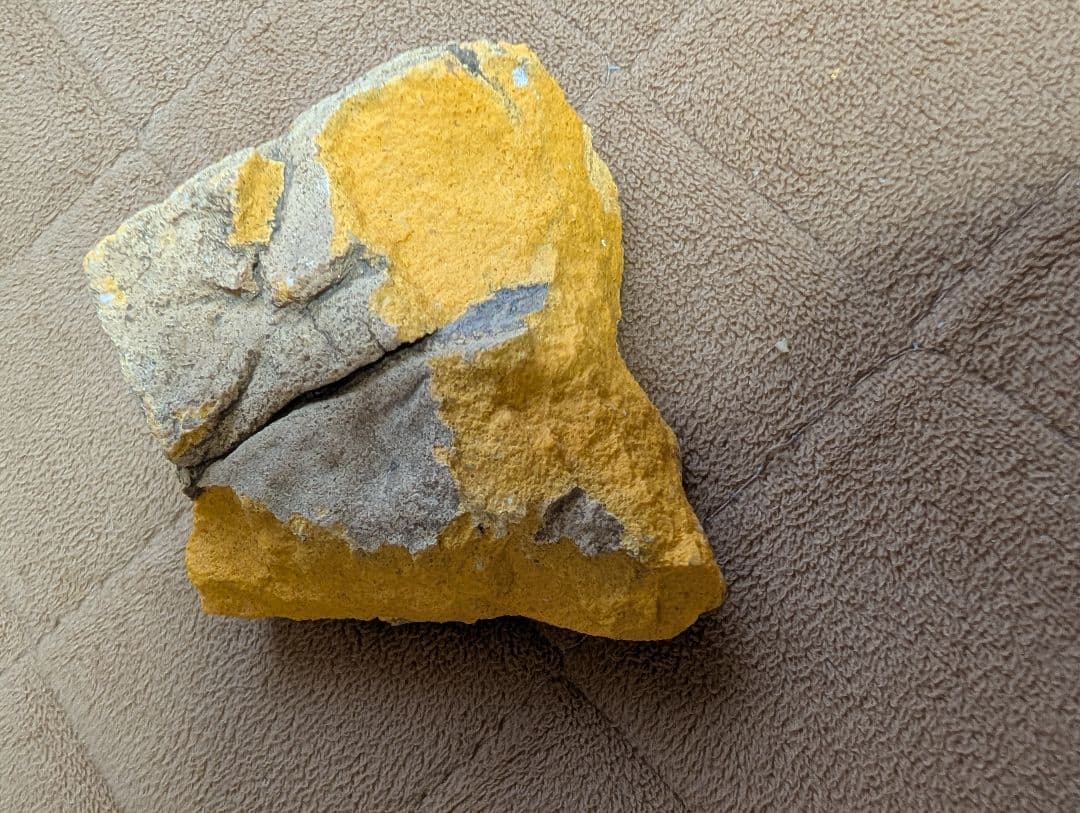 黄色と灰色の不規則な石