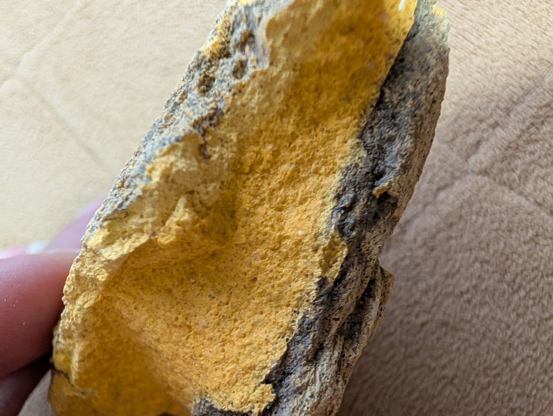 黄色と灰色の不規則な石