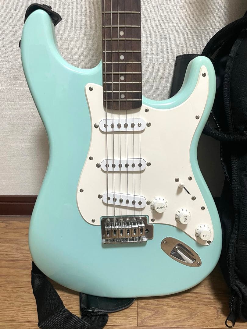 ケース付き　Squier by Fender エレキギター　ダフネブルー　水色
