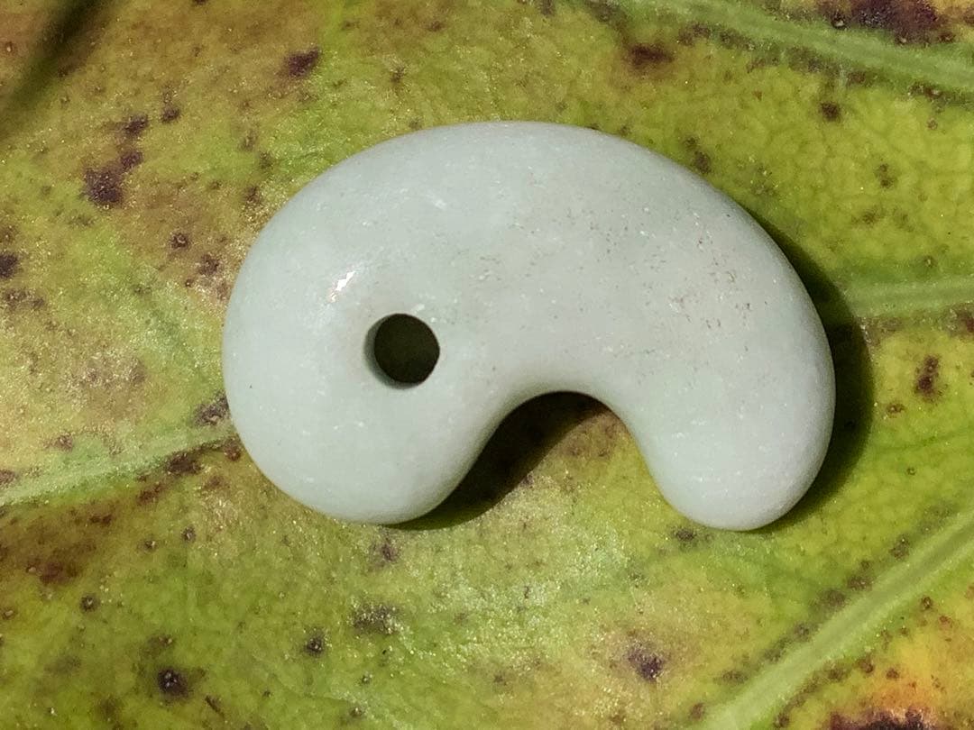 ✳ 20万円以上の品質‼️ 糸魚川翡翠勾玉　透過抜群　開運本物守護石　鑑別書付を‼️