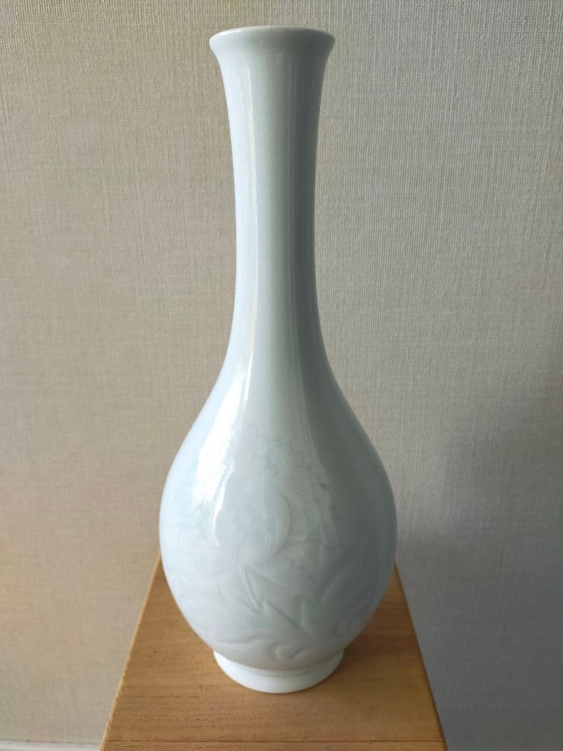 【角谷英明】作家物　箱付き　白磁　牡丹彫鶴首花瓶