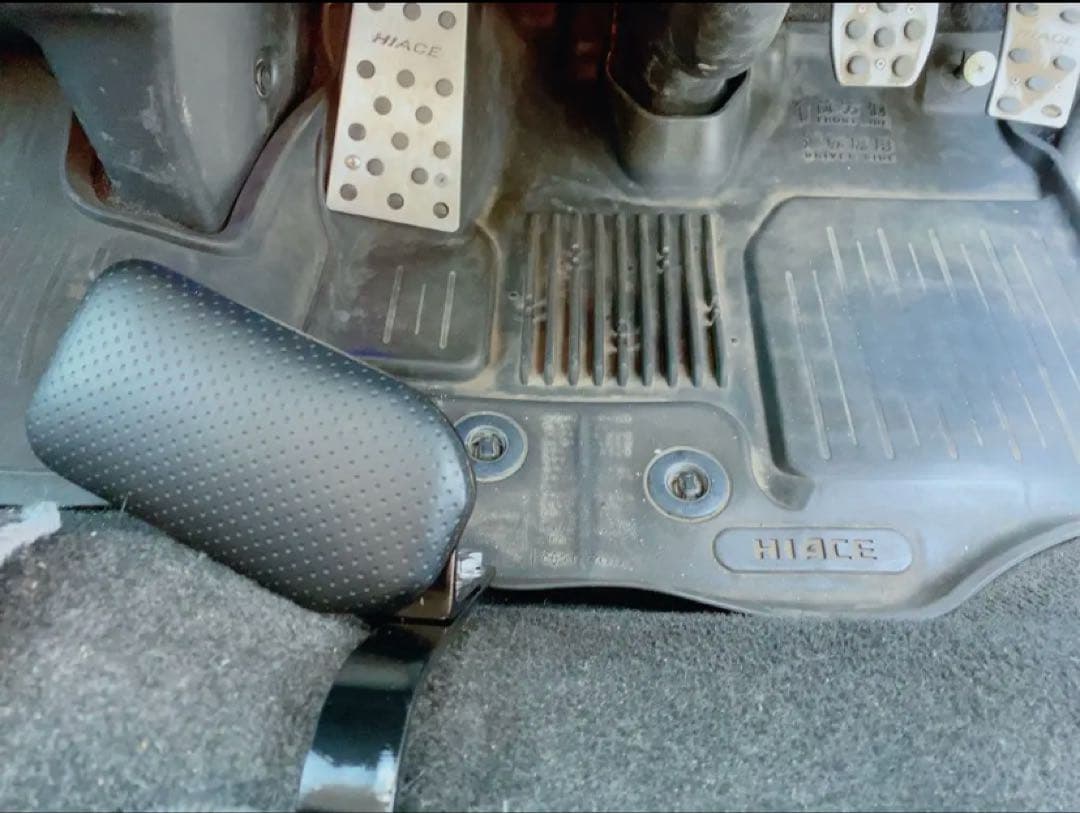 ハイエース200系　スーパーGL フットレスト　運転席側　足おき台